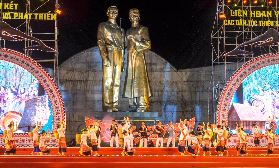 doan-nghe-nhan-van-dong-vien-cham-hroi-tinh-gia-lai-se-tham-gia-ngay-hoi-anh-minh-hoajpg.jpg