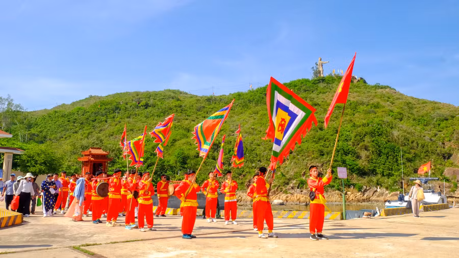 doan-ruoc-giac-linh-duc-thanh-tran-ve-nhap-dien-tai-den-tho-anh-hung-dan-toc-tran-hung-dao-1.jpg