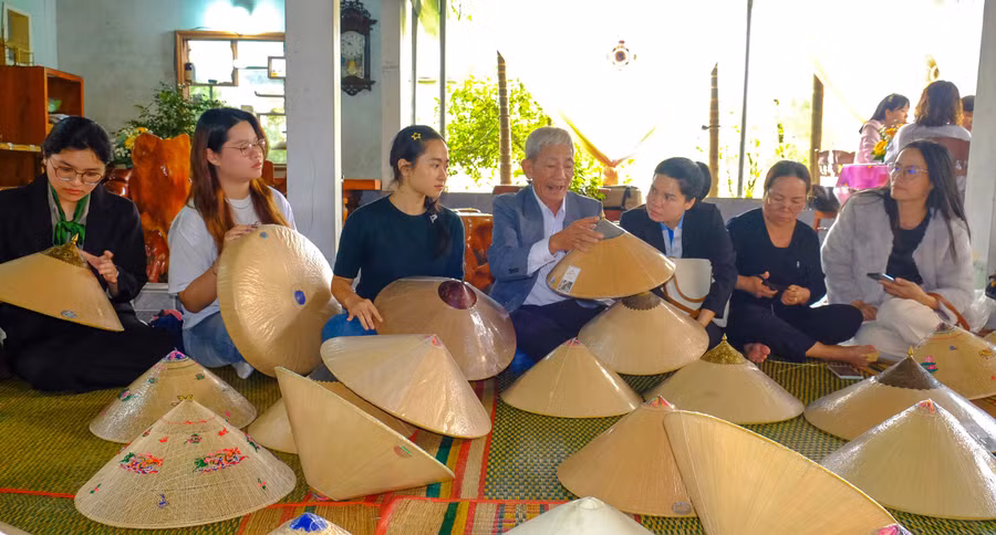 doanh-nghiep-du-lich-tham-quan-tim-hieu-lang-nghe-non-ngua-phu-giajpg.jpg