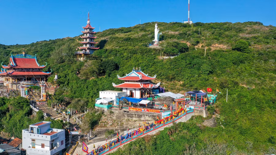 lang-ong-nam-hai-van-dam-xuong-ly-toa-lac-tren-trien-nui-donjpg.jpg