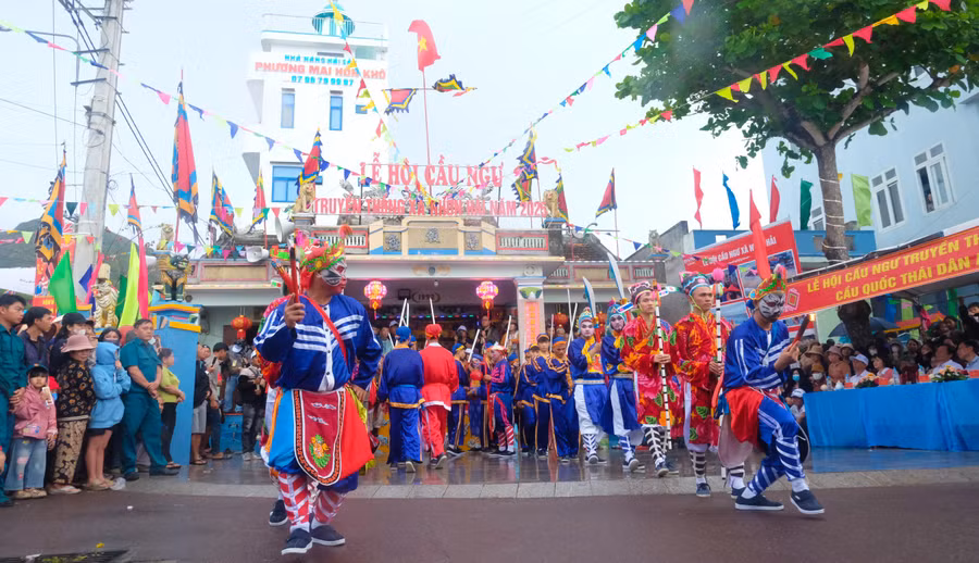 le-hoi-cau-ngu-nhon-hai-mang-ban-sac-rieng-voi-nghe-thuat-mua-guom-hau-than-2.jpg