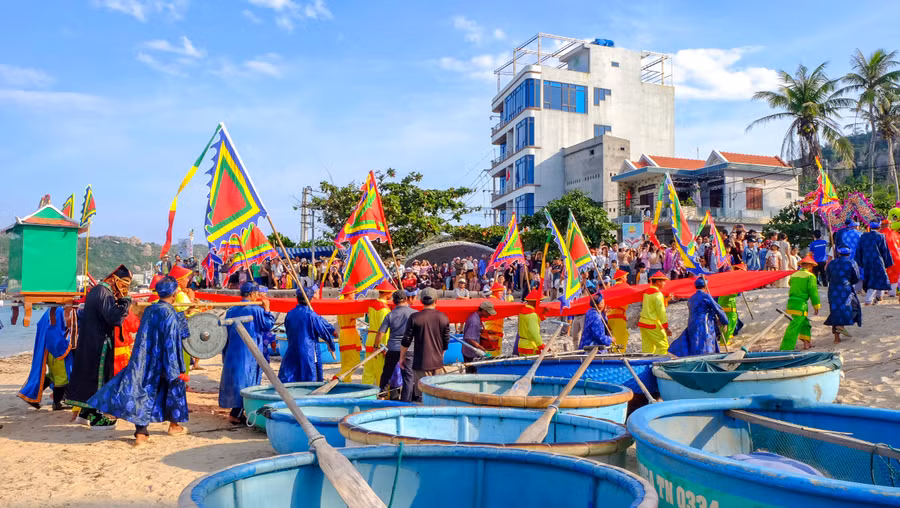 dong-dao-nguoi-dan-va-du-khach-tham-du-khai-mac-le-hoi-cau-ngu-xa-nhon-chau-nam-2026.jpg