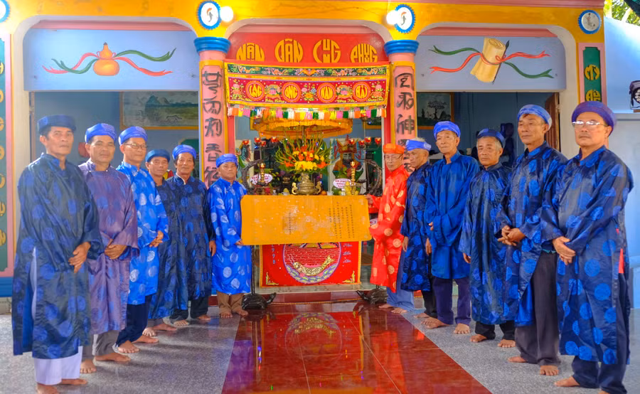 lang-ong-nam-hai-o-xa-dao-nhon-chau-hien-luu-giu-hai-dao-sac-phong-trieu-nguyen-duoc-nguoi-dan-xem-nhu-bau-vat-cua-lang-bien-1.jpg