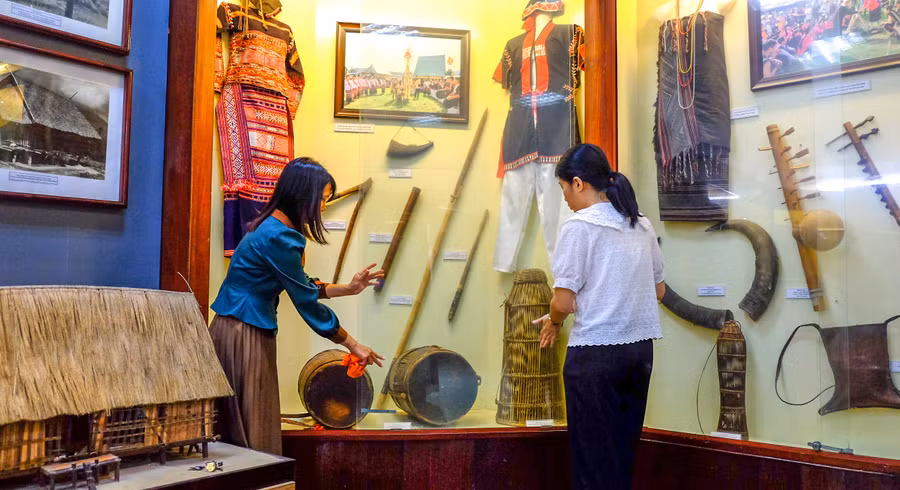 can-bo-bao-tang-tinh-gia-lai-luan-chuyen-sap-xep-hien-vat-chuan-bi-phuc-vu-nam-du-lich-quoc-gia-1.jpg