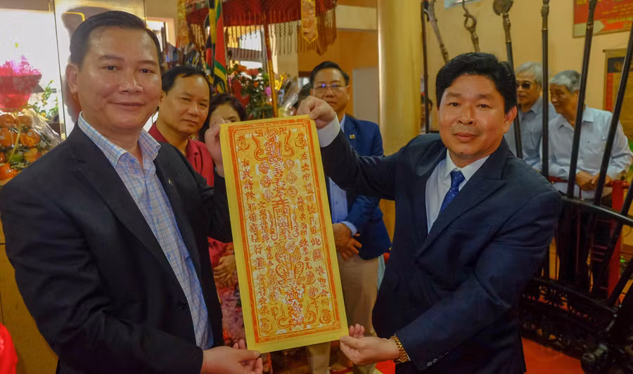 nhung-la-an-do-lanh-dao-phuong-quy-nhon-dong-va-thinh-xin-an-1.jpg