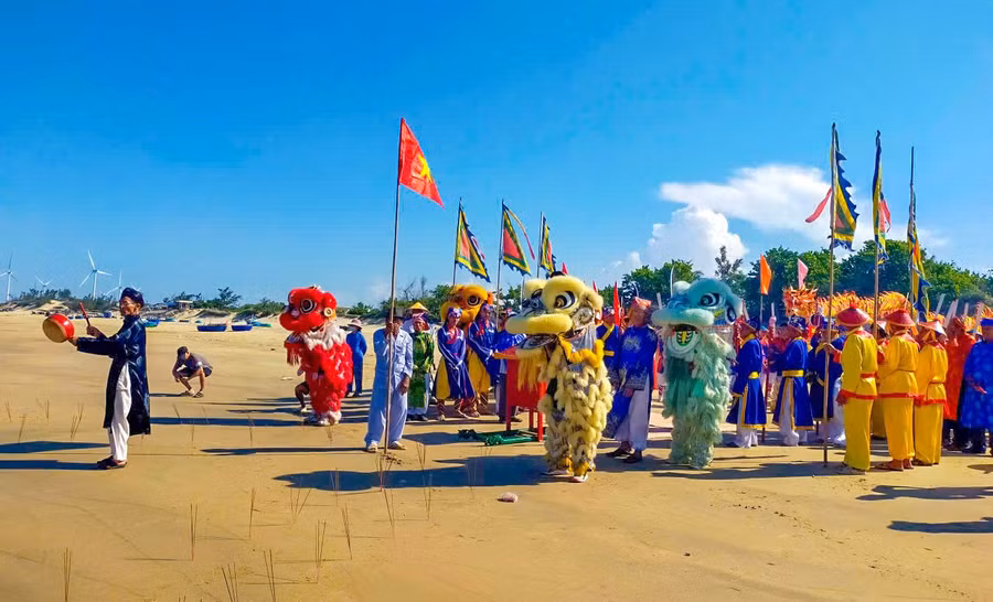 ngu-dan-van-dam-trung-luong-thuc-hien-nghi-le-nghinh-than-nam-hai-nhap-dien-tren-bai-bien.jpg