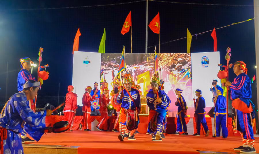 chuong-trinh-nghe-thuat-quy-nhon-dong-sac-mau-bien-goi-tao-khong-khi-soi-dong-trong-dem-khai-mac-le-hoi-3.jpg