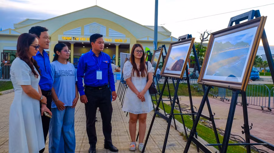 cong-chung-tham-quan-trien-lam-cuoc-thi-anh-online-quy-nhon-dong-sac-mau-cuoc-song.jpg