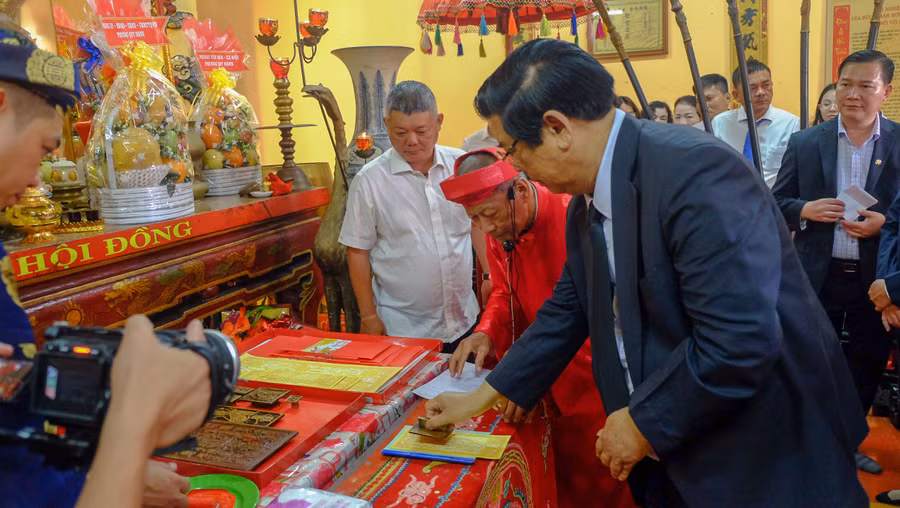 dong-chi-vu-hoang-ha-nguyen-uy-vien-trung-uong-dang-nguyen-bi-thu-tinh-uy-binh-dinh-la-nguoi-dau-tien-thuc-hien-nghi-le-trinh-khai-anjpg.jpg