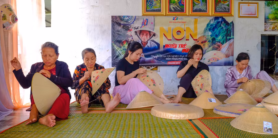 nghe-cham-non-ngua-phu-gia-duoc-ghi-danh-di-san-van-hoa-phi-vat-the-quoc-giajpg.jpg