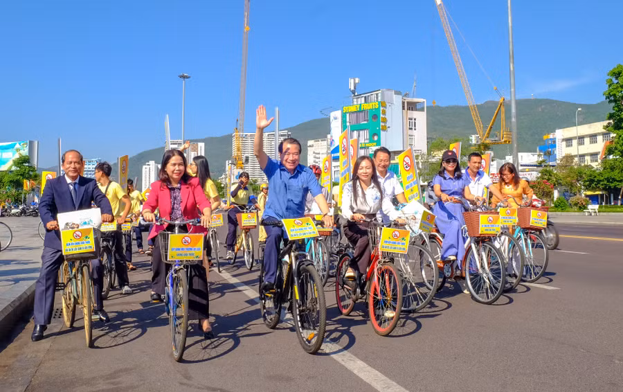 dap-xe-tuyen-truyen-lan-toa-thong-diep-xay-dung-moi-truong-du-lich-khong-khoi-thuoc-toi-cong-dong-2.jpg