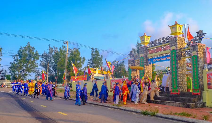 le-cung-thanh-minh-gan-voi-gio-to-hung-vuong-tai-dinh-lang-hung-luong-lang-bien-nhon-ly-phuong-quy-nhon-dong-1.jpg