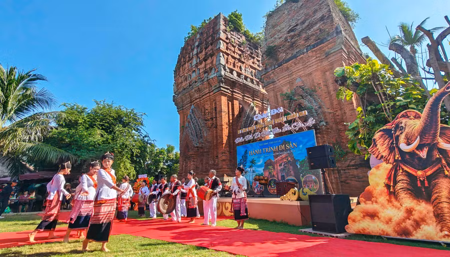doan-nghe-nhan-cham-hroi-xa-van-canh-trinh-dien.jpg