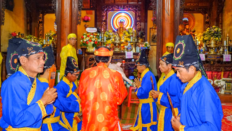 le-te-thien-hau-thanh-mau-duoc-thuc-hien-theo-phong-tuc-truyen-thong.jpg