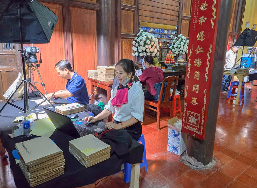 nhom-nghien-cuu-tien-hanh-so-hoa-buoc-dau-bo-gia-hung-tang-tai-chua-thap-thap-1.jpg