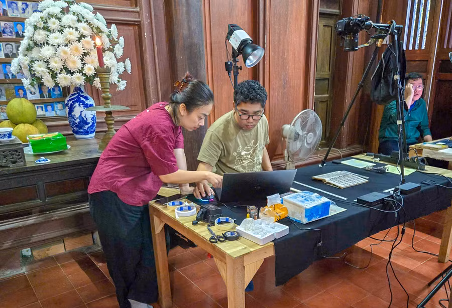 nhom-nghien-cuu-tien-hanh-so-hoa-buoc-dau-bo-gia-hung-tang-tai-chua-thap-thap-2.jpg