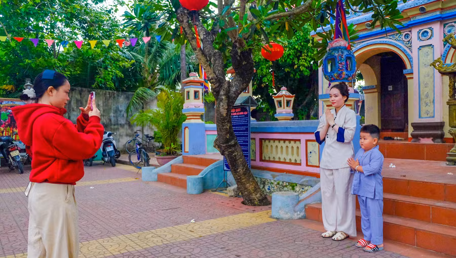 nguoi-dan-va-khach-thap-phuong-ve-chua-ba-dang-huong-tham-quan-chup-anh.jpg