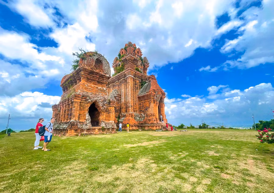 du-khach-tham-quan-thap-banh-it.jpg