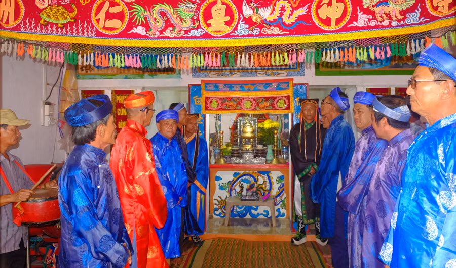 dinh-lang-nhon-chau-la-noi-luu-giu-nhung-gia-tri-van-hoa-tam-linh-va-sinh-hoat-cong-dong-cua-cu-dan-tren-dao-tai-day-cung-luu-giu-hai-sac-phong-trieu-nguyen-1.jpg