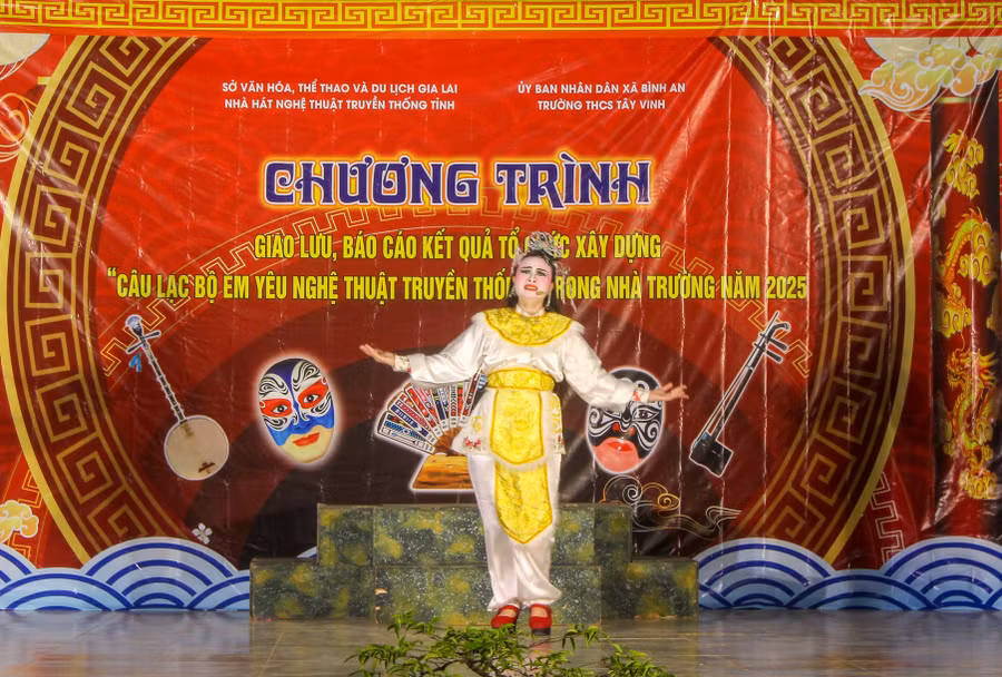 nghe-si-nha-hat-bieu-dien-giao-luu-trich-doan-hat-boi-nguyet-co-hoa-caojpg.jpg