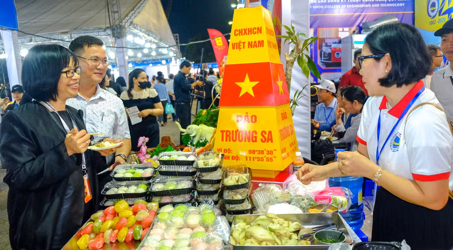 pho-chu-tich-ubnd-tinh-nguyen-thi-thanh-lich-tham-quan-gian-hang-am-thuc-cua-truong-cd-ky-thuat-cong-nghe-quy-nhon.jpg