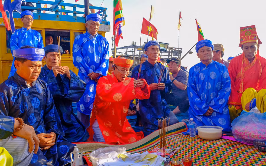 le-cung-nghinh-than-nam-hai-tren-bien.jpg