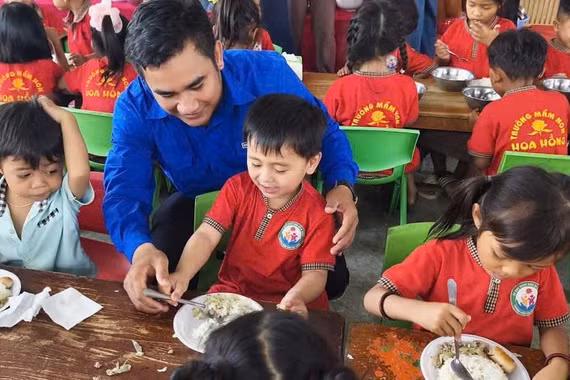 Đoàn xã tổ chức bữa ăn miễn phí cho 106 em học sinh Trường Mầm non Hoa Hồng. Ảnh: ĐVCC