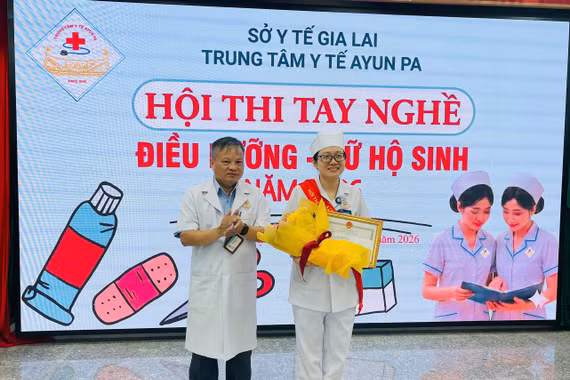 Điều dưỡng Đỗ Thị Hiền (Khoa Nội) giành giải nhất hội thi. Ảnh: Vũ Chi