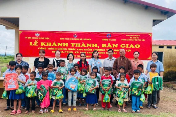 Ủy ban MTTQ Việt Nam xã Phú Thiện phối hợp với Đại đức Thích Nhuận Cường và các nhà hảo tâm tổ chức bàn giao công trình giếng khoan nước và tặng quà cho Trường Tiểu học Lê Lợi. Ảnh: Hoa Mai