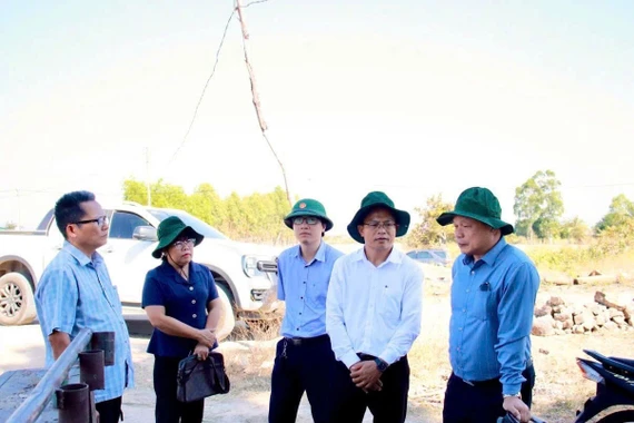 Phó Chủ tịch UBND tỉnh Dương Mah Tiệp kiểm tra mặt bằng dự án tái định cư tại xã Ia Hiao. Ảnh: ĐVCC