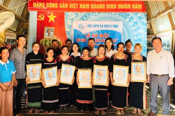 Ban tổ chức tặng 30 ảnh Bác Hồ cho các thành viên tham gia mô hình. Ảnh: ĐVCC