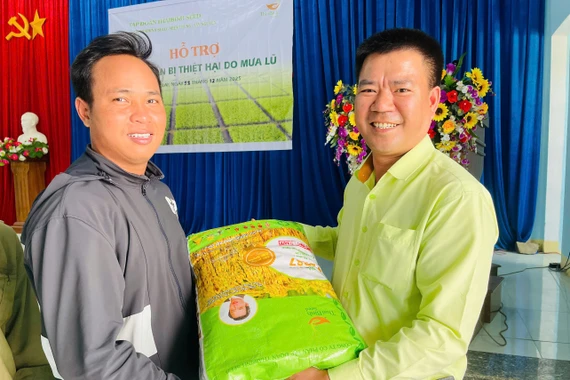 Người dân xã Pờ Tó vui mừng nhận lúa giống hỗ trợ. Ảnh: Vũ Chi