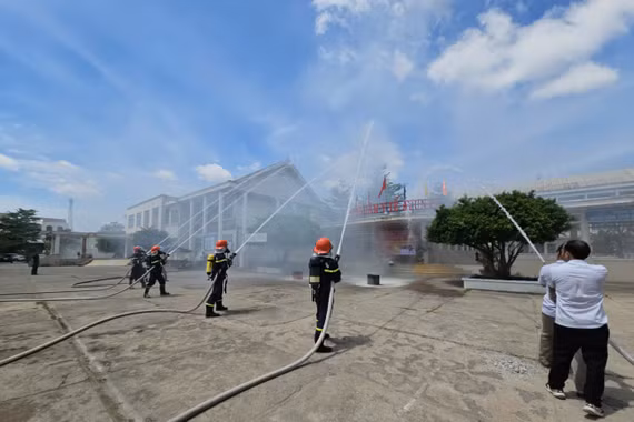 Lực lượng chuyên nghiệp và cơ sở phối hợp dập tắt đám cháy. Ảnh: ĐVCC