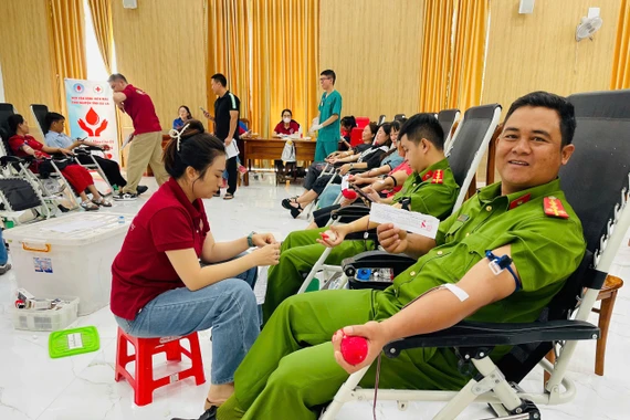 Buổi hiến máu thu hút đông đảo cán bộ, người dân phường Ayun Pa và xã Ia Sao, Ia Rbol tham gia. Ảnh: Vũ Chi