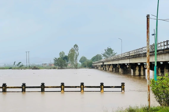 Mực nước sông Ba tại khu vực cầu Bến Mộng (phường Ayun Pa) hiện đang dâng cao gần mức báo động 3 khiến toàn bộ khu vực bờ kè bị ngập sâu, Ảnh: Vũ Chi