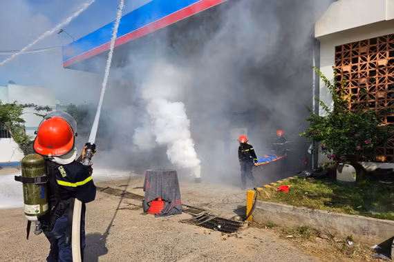 Lực lượng chuyên nghiệp triển khai chữa cháy và cứu nạn cứu hộ tại cửa hàng xăng dầu Phú Thiện. Ảnh: ĐVCC
