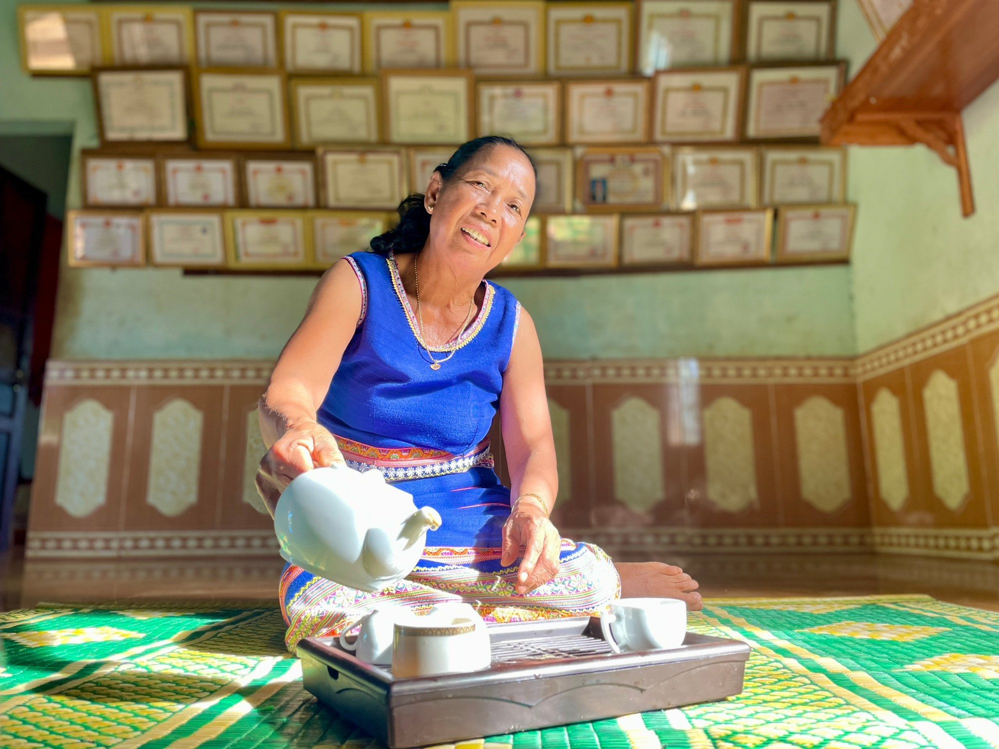 Bức tường sau lưng bà Phyim treo hàng loạt bằng khen, giấy khen ghi nhận thành tích của bà qua các năm công tác bd1279215068ea36b379.jpg