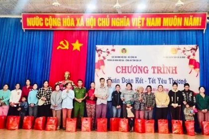 Trao 100 suất quà cho người dân khó khăn xã Ia Hiao