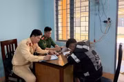 Xử lý thanh niên “bốc đầu” xe máy trên đường Trường Sơn Đông