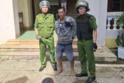 Cho rằng giáo viên “dìm” con, nam phụ huynh cầm dao xông vào trường học.