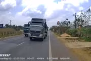 Lấn làn vượt ẩu trên quốc lộ 14, tài xế xe đầu kéo bị xử phạt