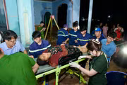 Cứu sống người phụ nữ đi nhặt ve chai bị rơi xuống giếng sâu gần 30 m 