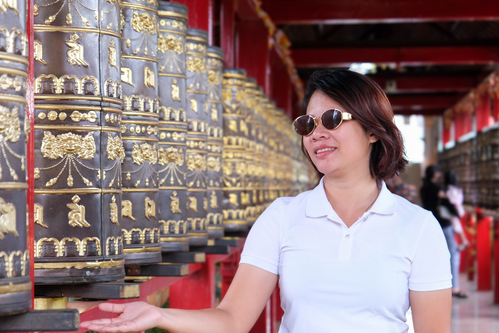 Chị Huỳnh Thị Thơ trải nghiệm vòng xoay an lạc tại chùa cổ Bửu Minh trong chuyến Famtrip. Ảnh: Hoàng Ngọc dscf6342.jpg