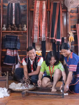 Du khách trải nghiệm không gian trưng bày nghề dệt thổ cẩm tại nhà rông làng Kép 1
