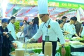 Anh Trần Bửu Thưởng-Bếp trưởng Khách sạn Mường Thanh Quy Nhơn chế biến món bún chả cá Quy Nhơn cho thực khách. Ảnh: Phi Long