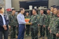 Phó Bí thư Tỉnh ủy Nguyễn Ngọc Lương tặng quà lực lượng quân đội tham gia Chiến dịch Quang Trung