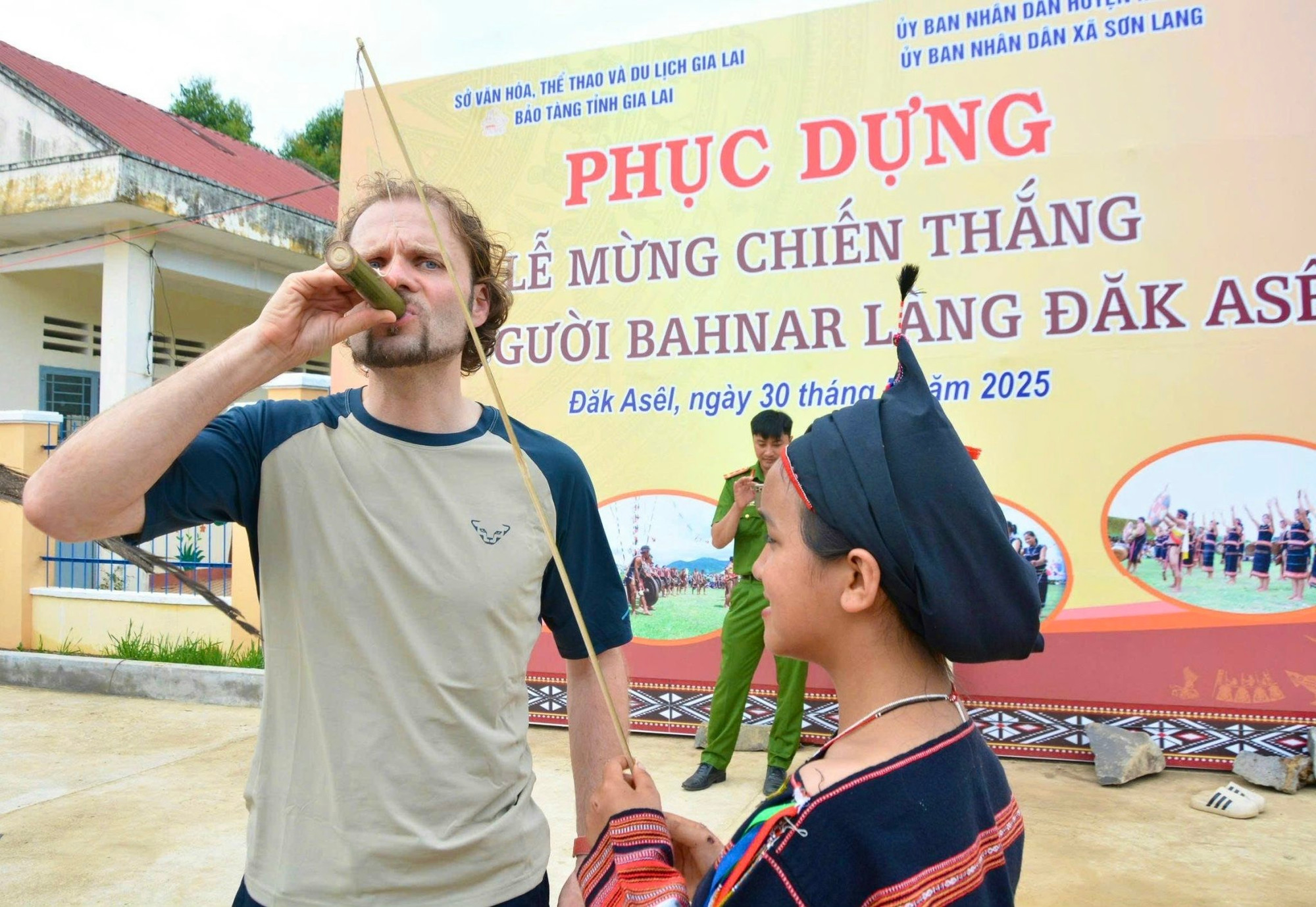 Du khách nước ngoài tham gia trải nghiệm tại làng du lịch cộng đồng Đăk Asêl (xã Sơn Lang). Ảnh: Minh Phương 5.jpg