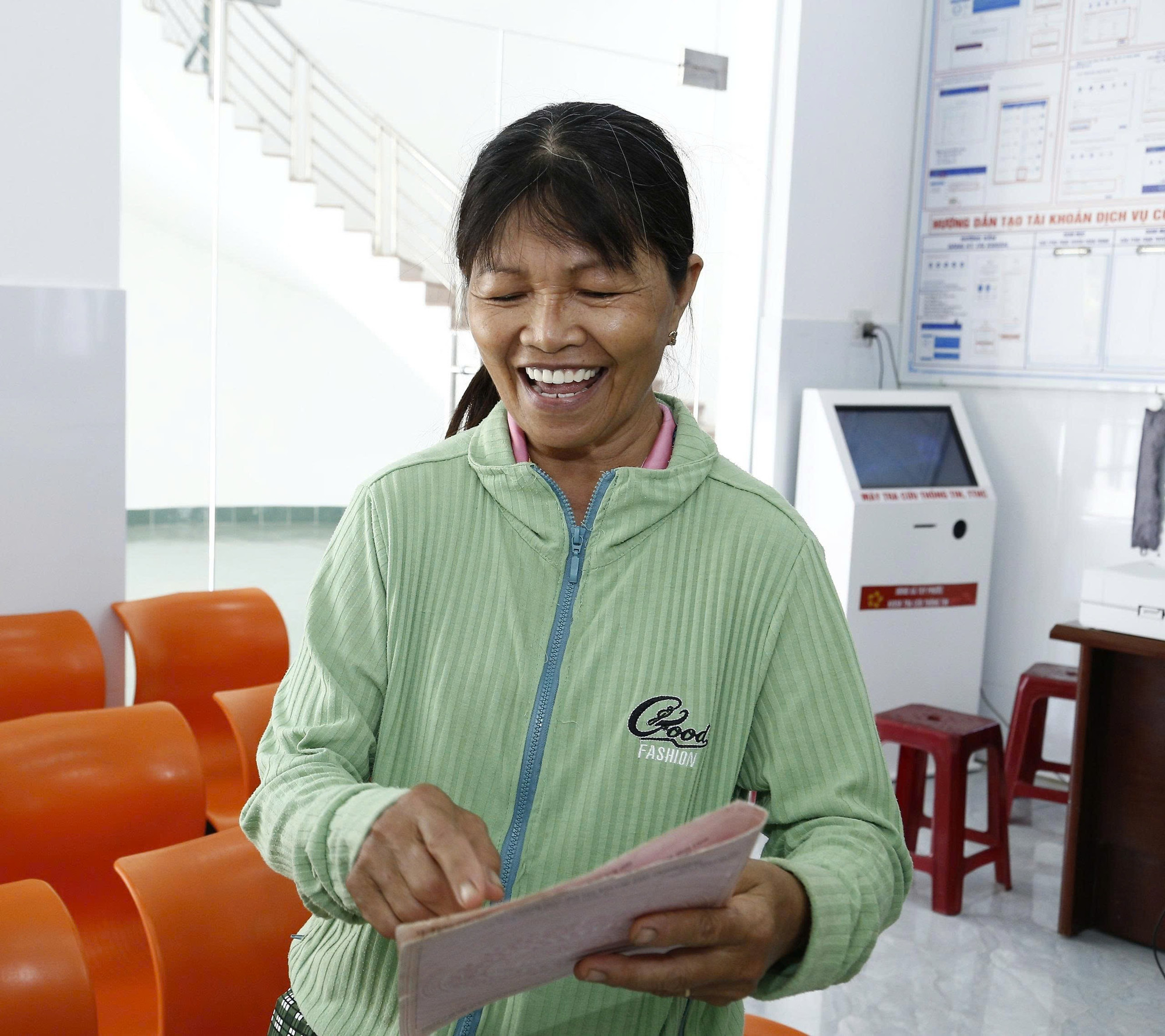 Đến nộp hồ sơ làm thủ tục xác nhận tiếp tục sử dụng đất nông nghiệp tại Trung tâm Phục vụ hành chính công xã Tuy Phước, bà Lê Thị Sen (57 tuổi, ở thôn Vinh Thạnh, xã Tuy Phước) rất bất ngờ khi chưa đến 3,5 ngày đã nhận được thông báo đến nhận kết quả, thủ tục của mình đã hoàn thành. Bà Sen tấm tắc khen: “Xã mới có khác. Vào đến Trung tâm Phục vụ hành chính công là có thanh niên hỏi han, hướng dẫn tận tình, cán bộ thì nhiệt tình xem xét hồ sơ và phản hồi lại. Quy trình nhanh, gọn, hiệu quả nên người dân rất hài lòng”. 7.jpg