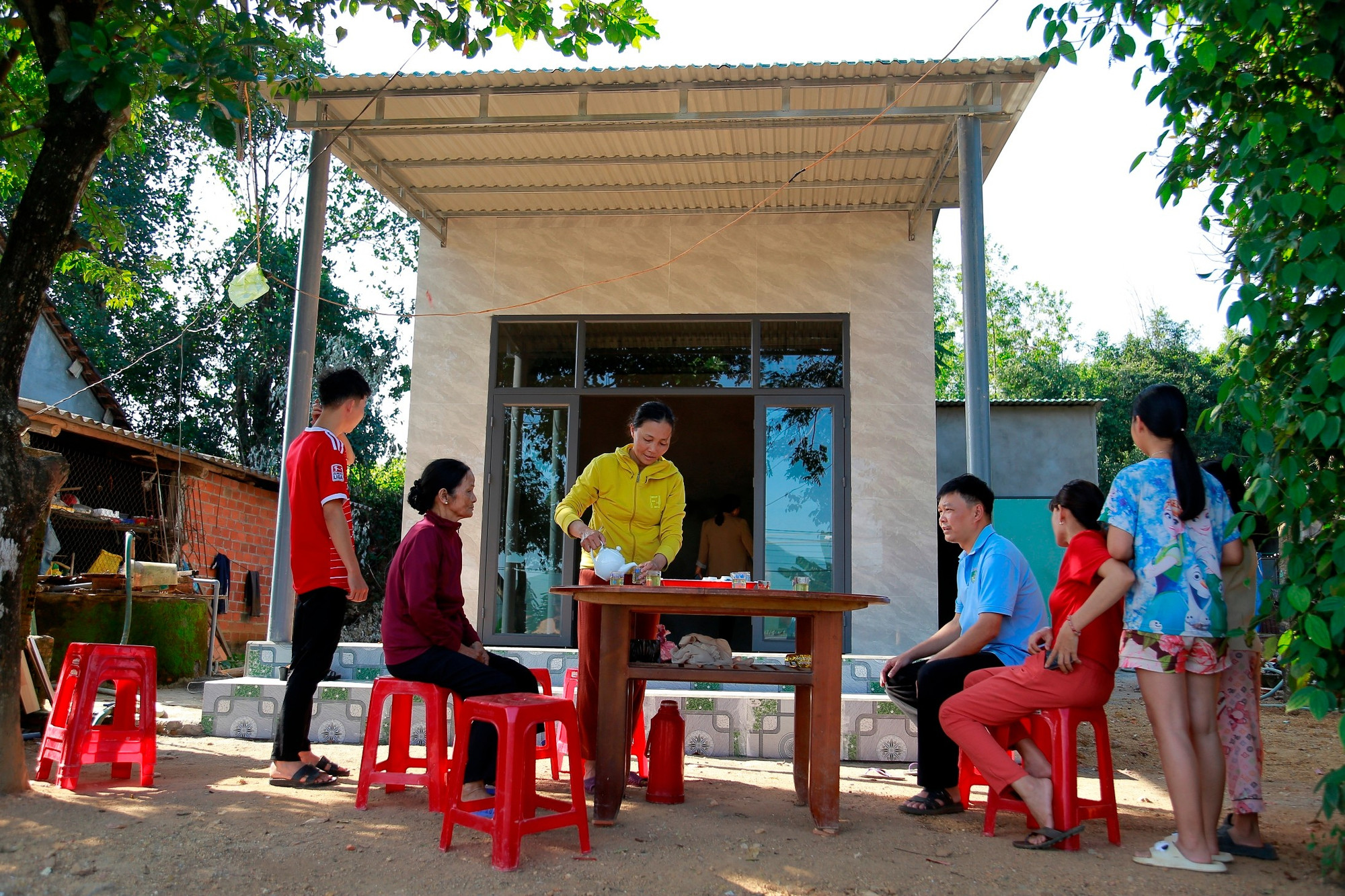 Bà con lối xóm đến chung vui cùng gia đình chị Vương Thị Thảo (hộ nghèo, ở thôn Thế Thạnh 1, xã Vạn Đức, tỉnh Gia Lai) khi có được ngôi nhà mới khang trang. Ảnh: Hồng Phúc xoa-nha-tam-ky-1-anh-4.jpg