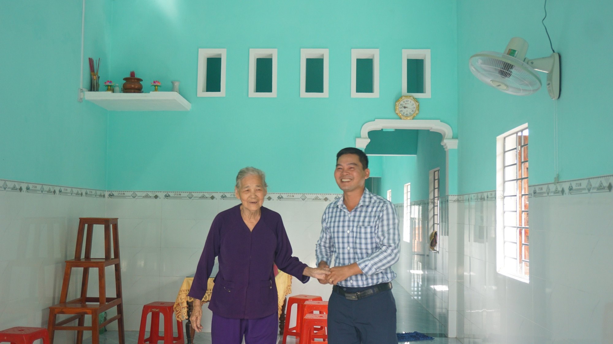 Bà Duyên vui mừng vì có nơi an cư. Ảnh: Thảo Khuy ba-nguyen-thi-duyen-vo-ong-tran-sum-vui-mung-trong-can-nha-moi.jpg